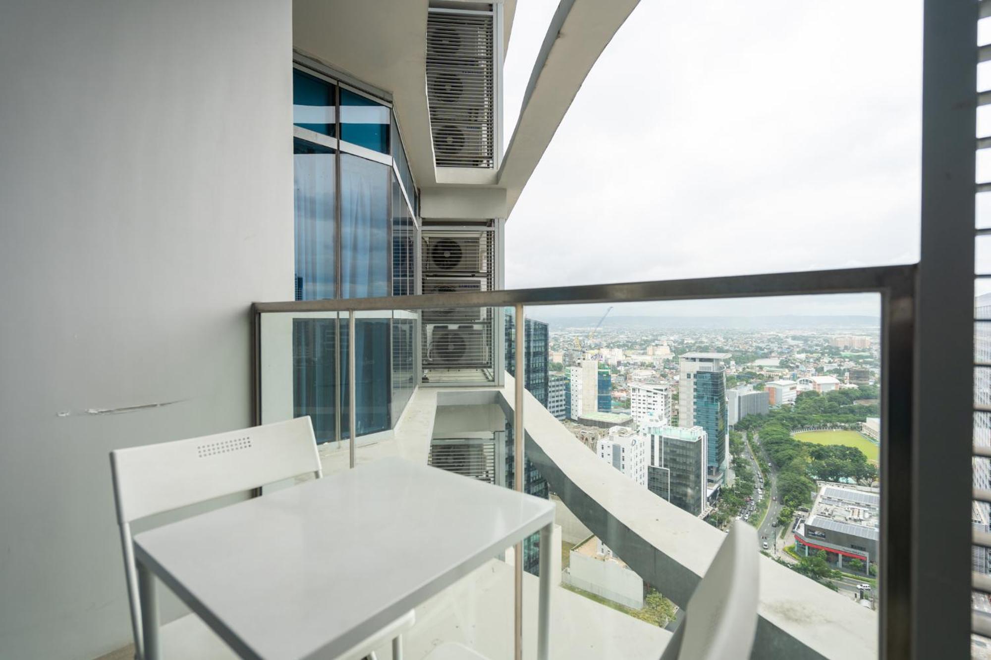 Apartment Uptown Parksuites Bgc Family 2bed 1br Balcony, Netflix