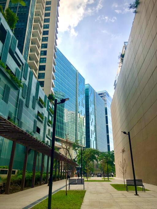 Apartment Uptown Parksuites Bgc Family 2bed 1br Balcony, Netflix
