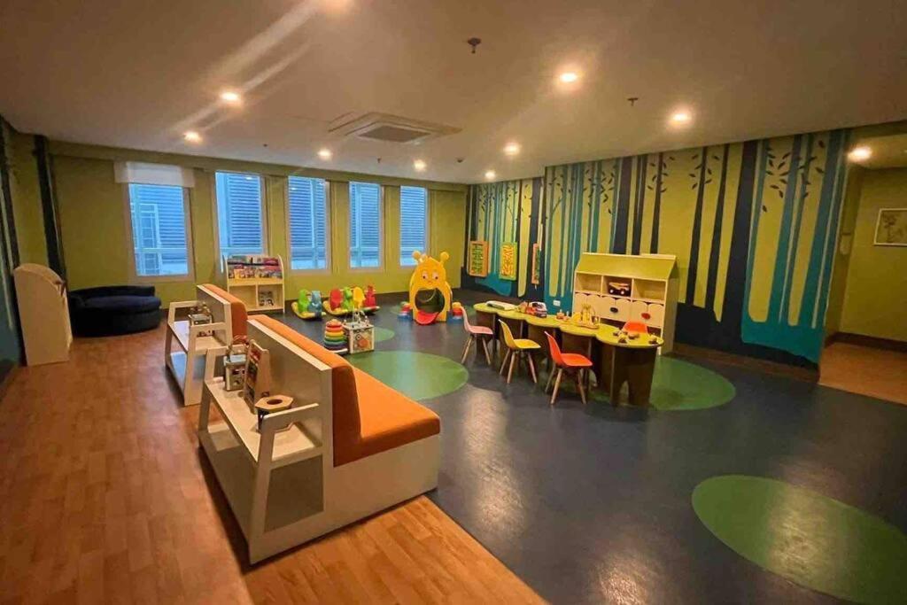 Uptown Parksuites Bgc Family 2bed 1br Balcony, Netflix Apartment *