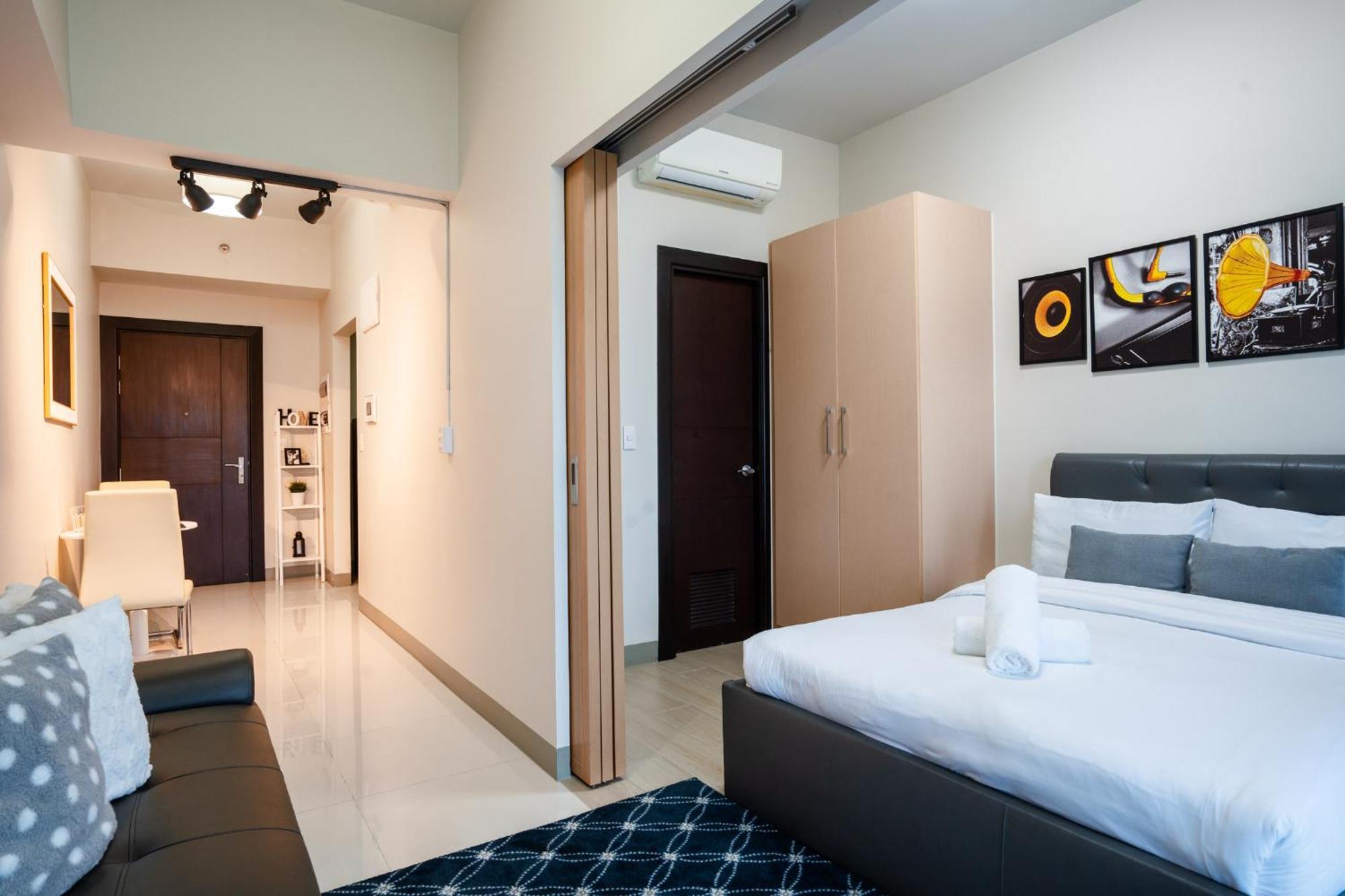 Uptown Parksuites Bgc Family 2bed 1br Balcony, Netflix